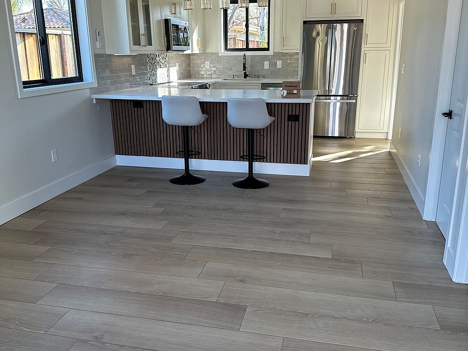 Kitchen with peninsula