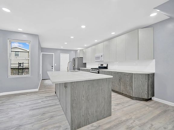 3rd image of 11118 158th St