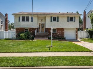 146 N Hawthorne St, Massapequa, NY 11758