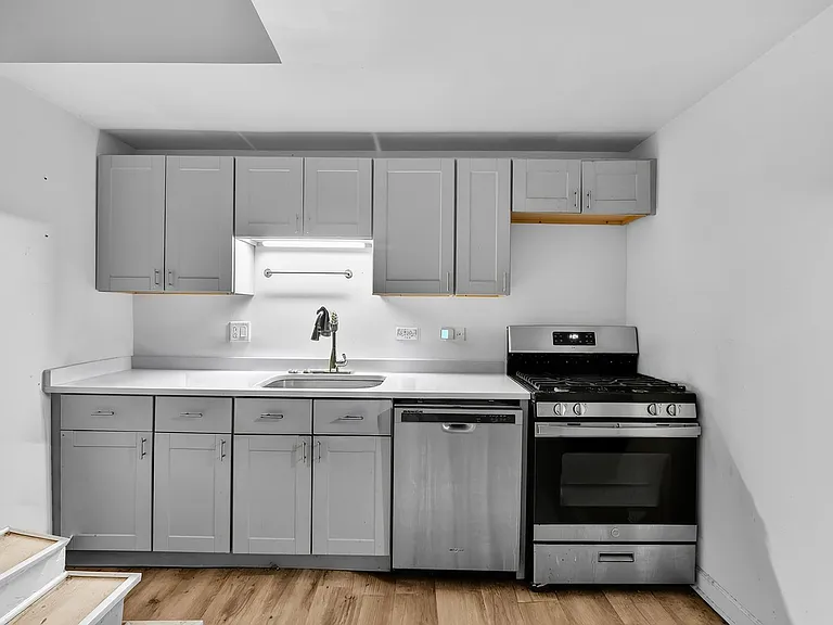 6565 N. Lakewood Renovated Rogers Park Apartments — Photo 27