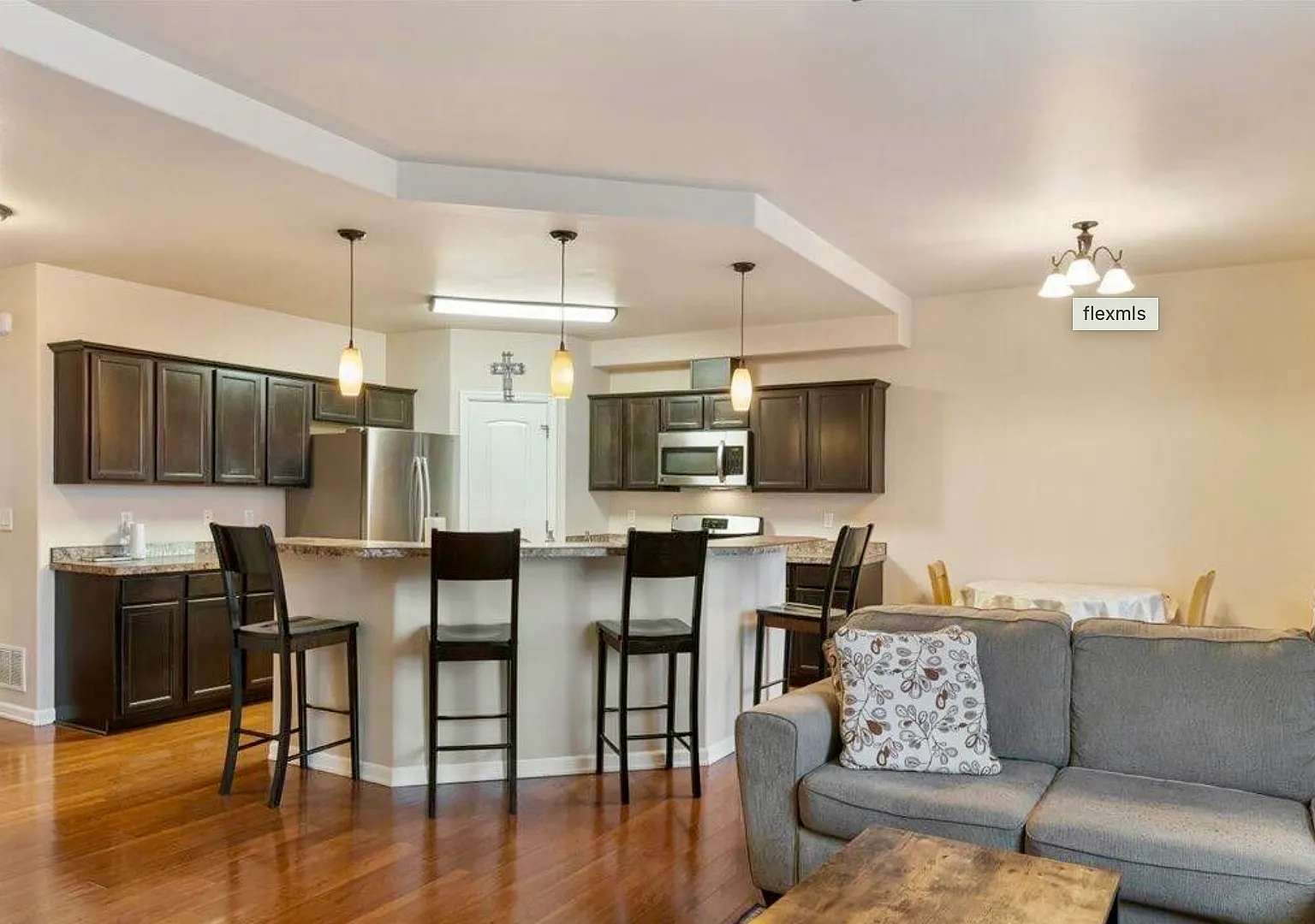 3 bed, 2.5 bath, 1694 sqft, $3,295 — Photo 3