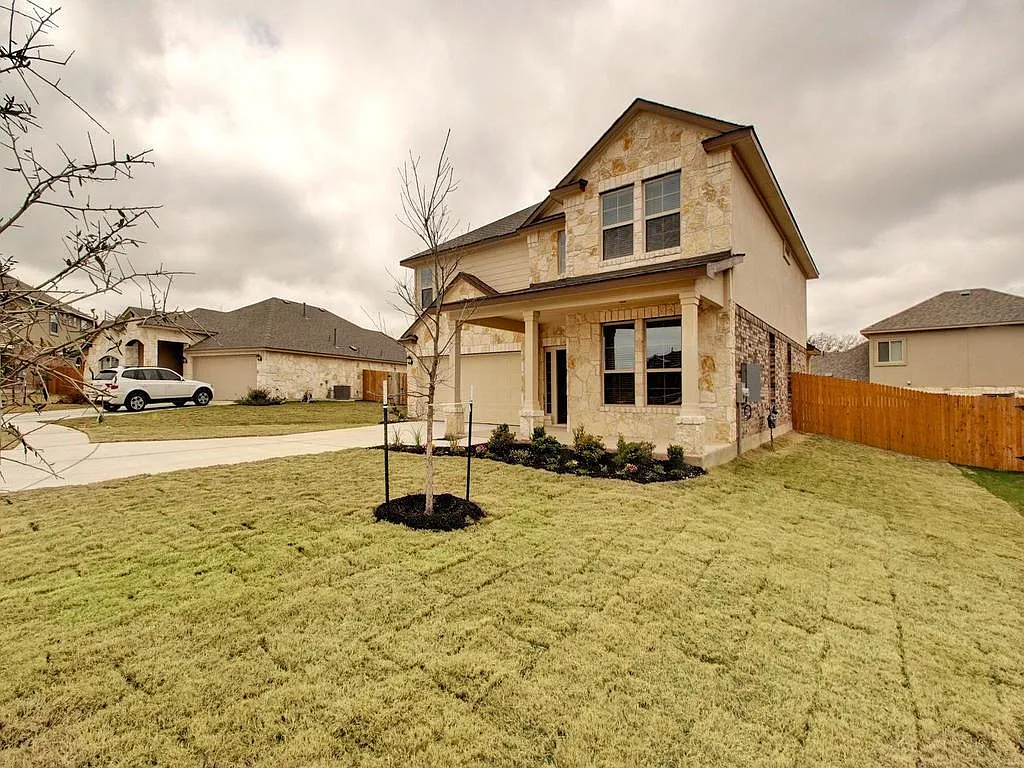 4 bed, 2.5 bath, 2606 sqft, $2,650 — Photo 2