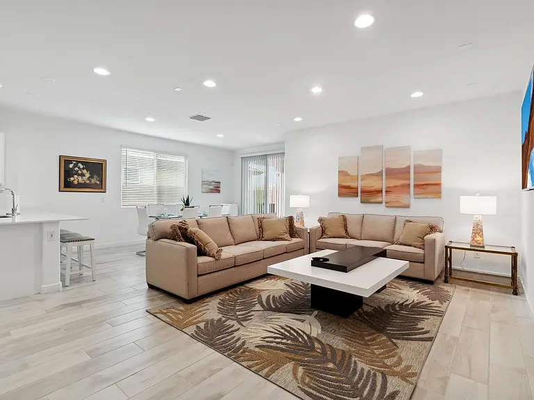 8904 W Solano Dr — Photo 5