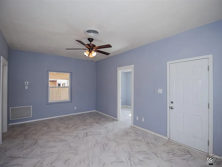 889 W 1st St — Photo 3