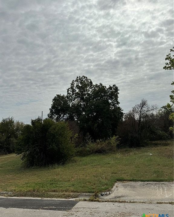 2nd image of 609 E Avenue D