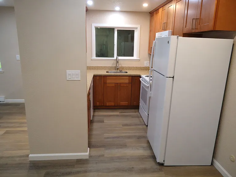 87 Glen Eyrie Ave — Photo 3