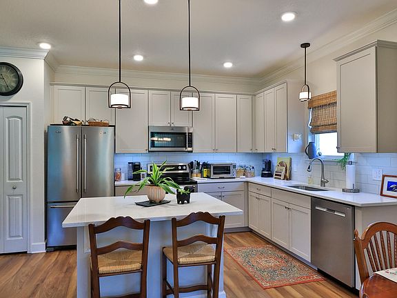 3rd image of 46 Huntington Pl