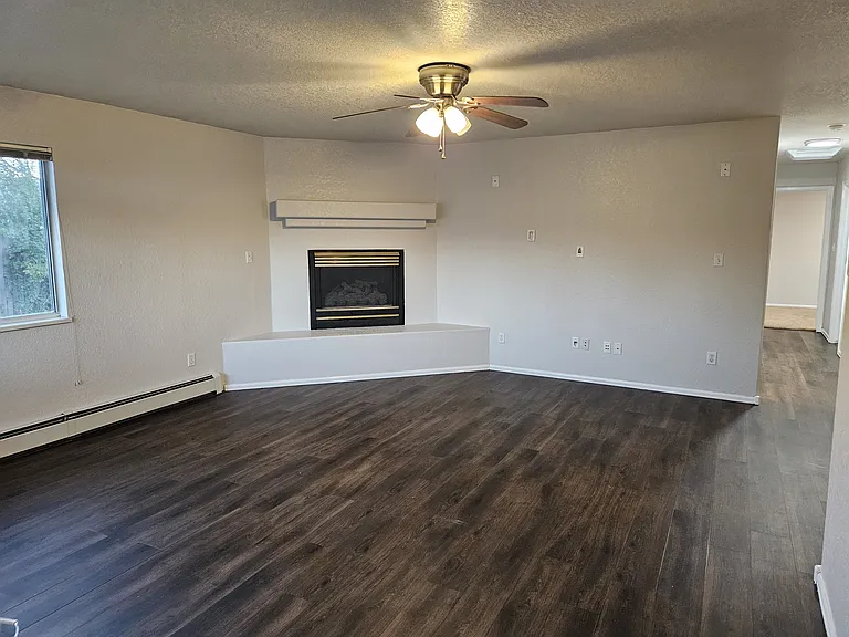 255 W Gloucester Cir — Photo 2