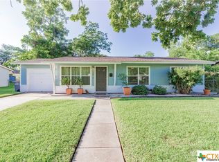 1810 E Locust Ave, Victoria, TX 77901