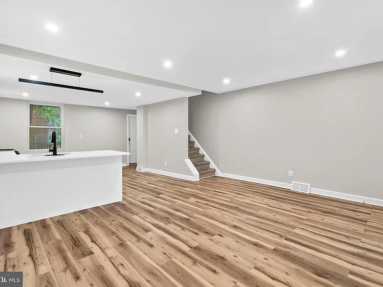 1908 N Croskey St — Photo 4