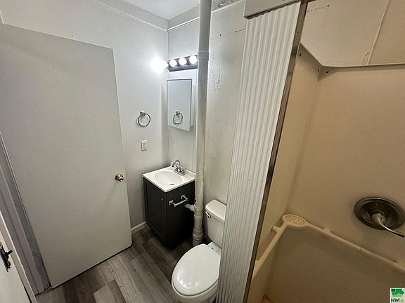 4th image of 221 E 11th St