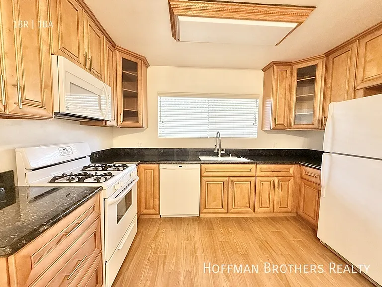 4860 Van Noord Ave — Photo 2