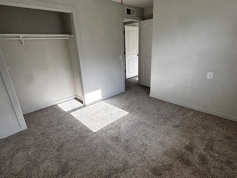 600 E 6th St #9 — Photo 5