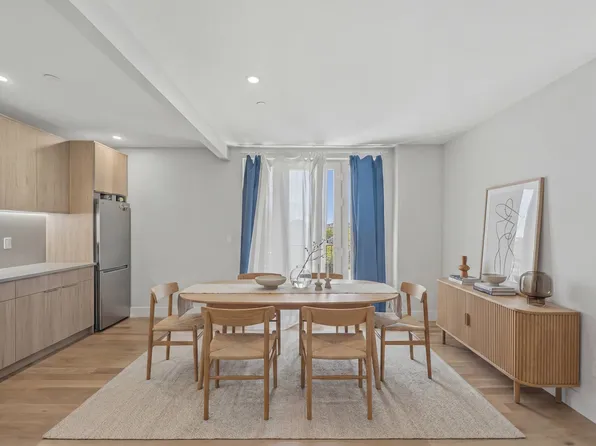 31-61 Vernon Boulevard image 1 of 5