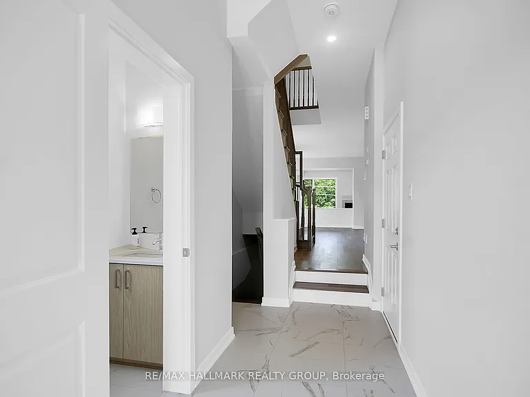 749 Newstead Cres — Photo 4