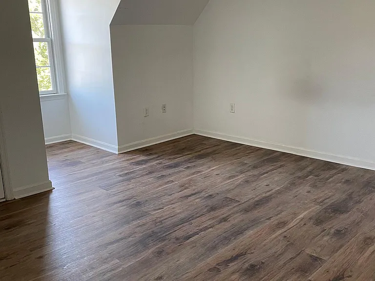 406 Lindenhurst Ct — Photo 19