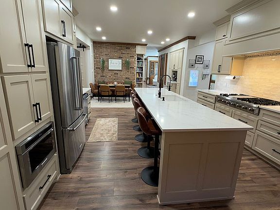 5th image of 190 Maple Dr