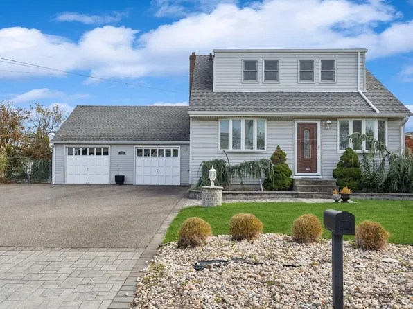 435 West Drive, Copiague, NY 11726