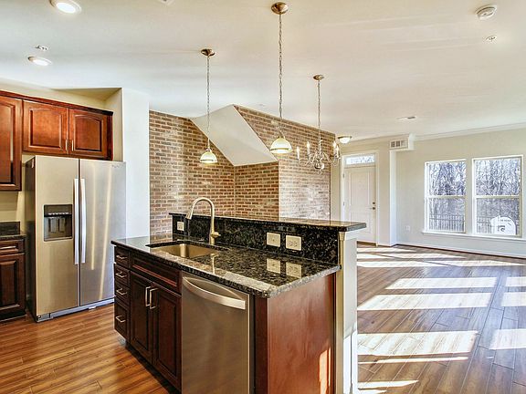 3rd image of 162 Copley Cir