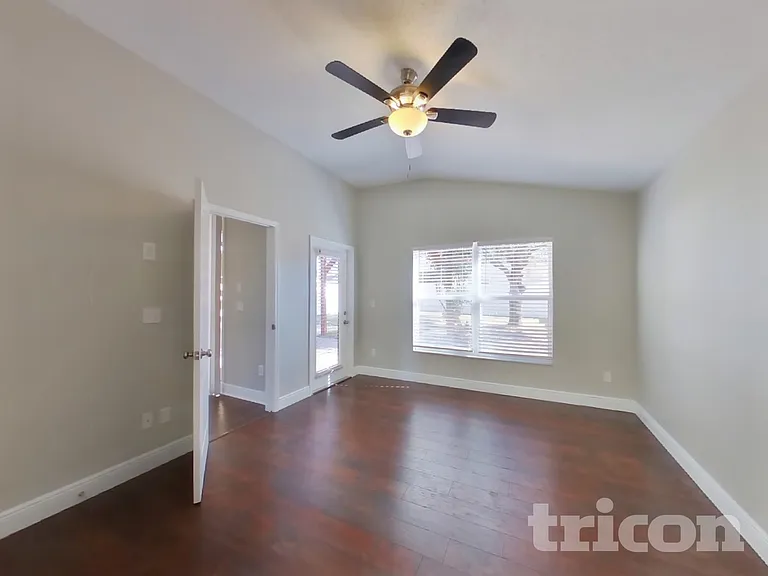 15206 Markham Dr — Photo 8