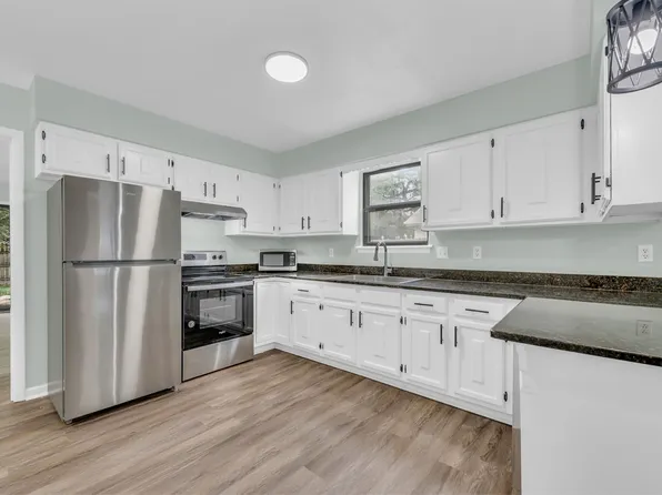 8513 England St, Overland Park, KS 66212