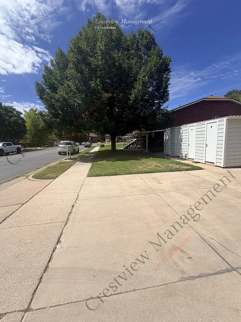 1214 Riverdale — Photo 4