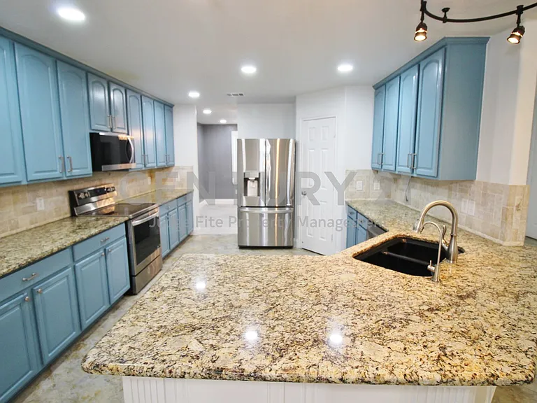 928 Oakcrest Dr — Photo 7