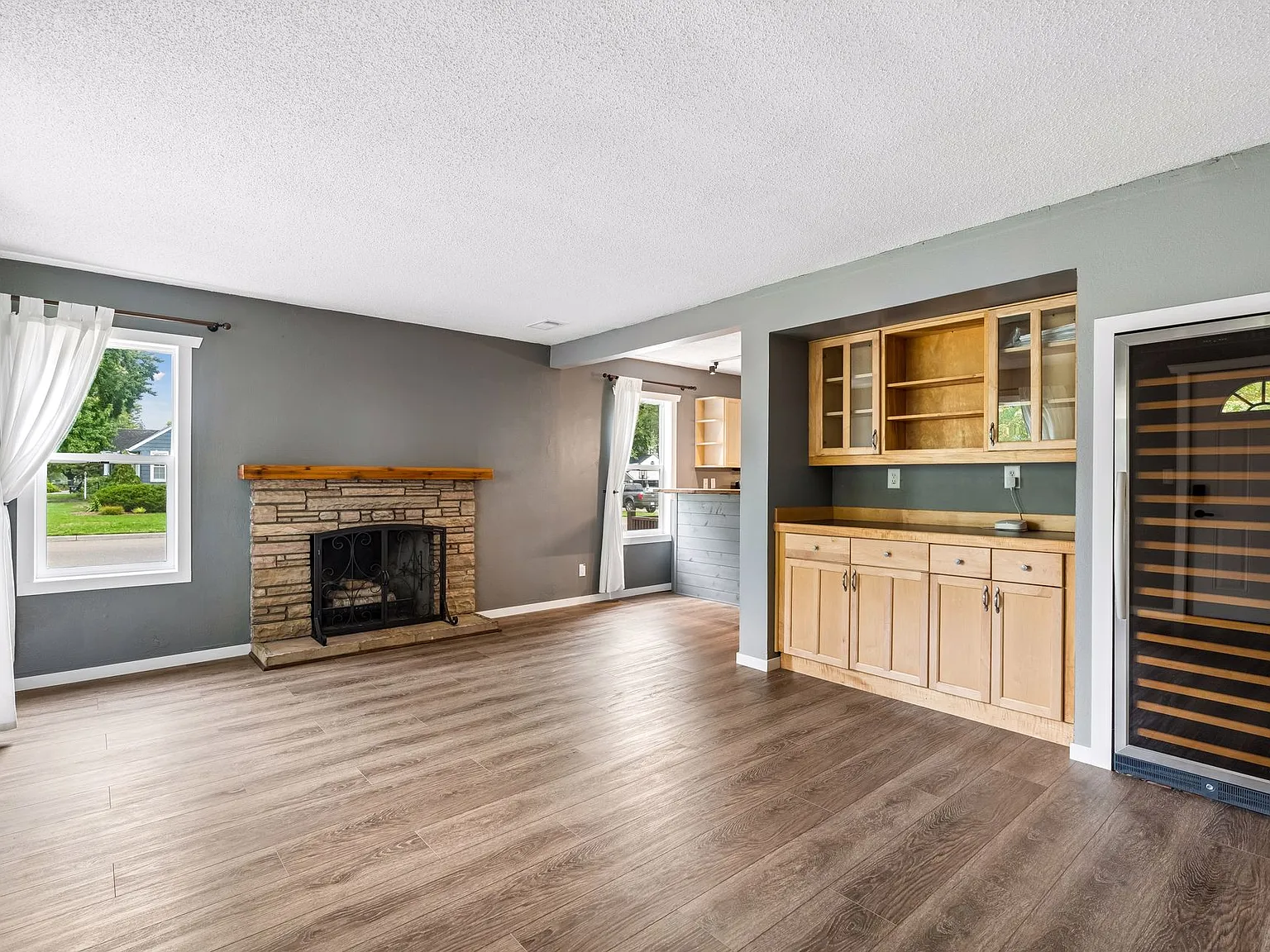 3 bed, 1940 sqft, $3,100 — Photo 2