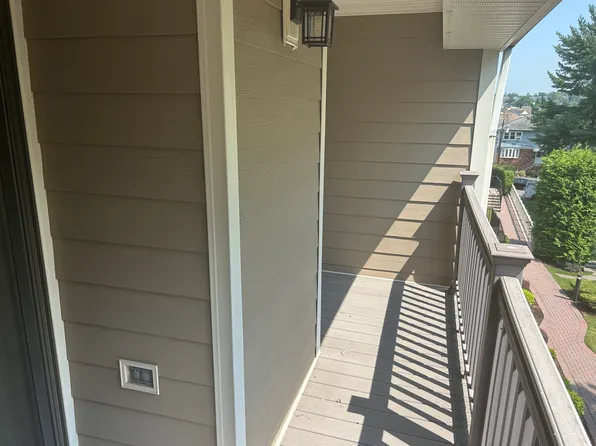 814 River Renaissance, East Rutherford, NJ 07073