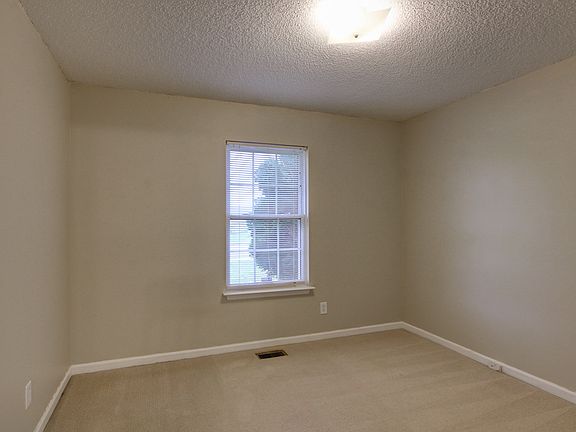 3rd image of 1039 Waterford Cir