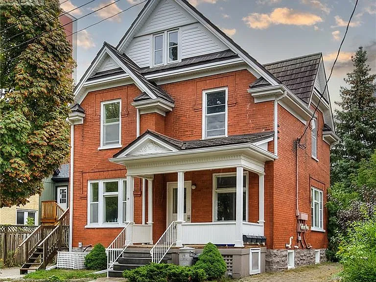 19 Clarence Pl #2 — Photo 2