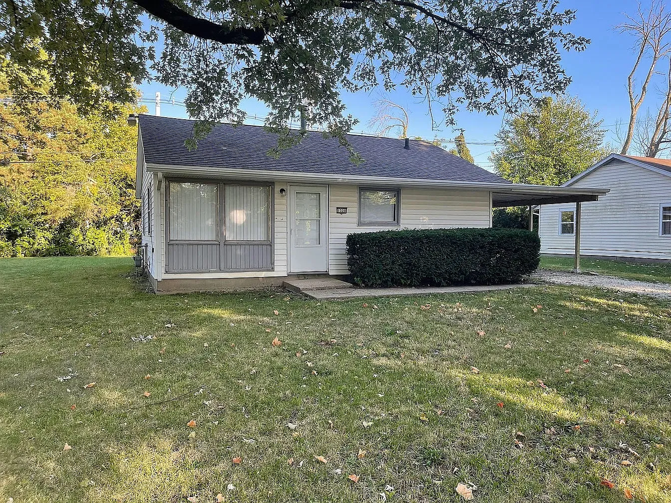 1320 Hedge Rd photo 1