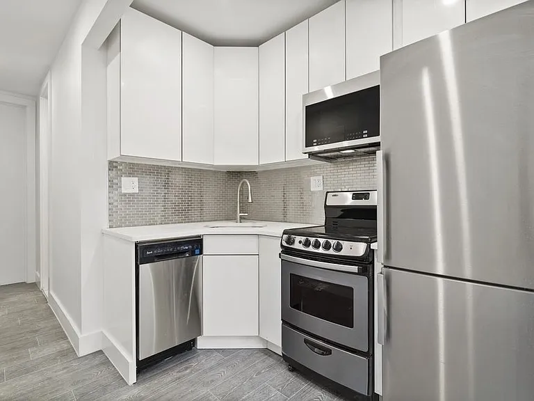 165 Graham Ave #3R — Photo 1