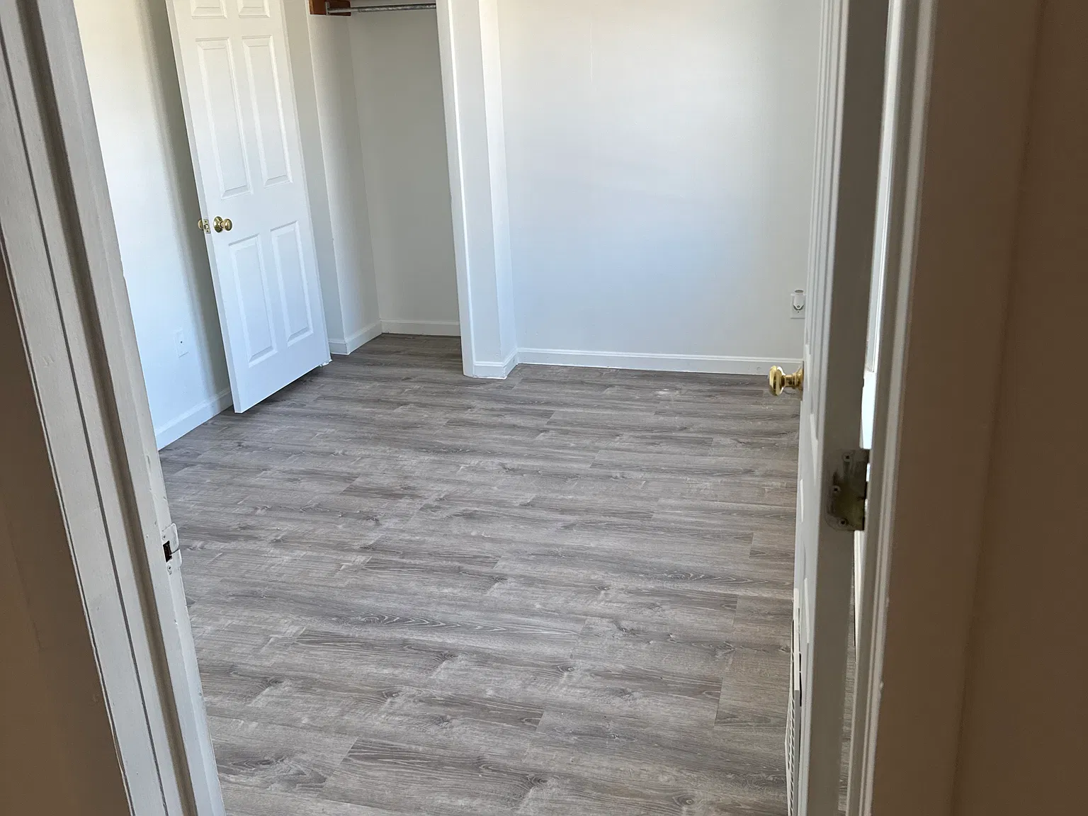 592 Lafayette Rd — Photo 2