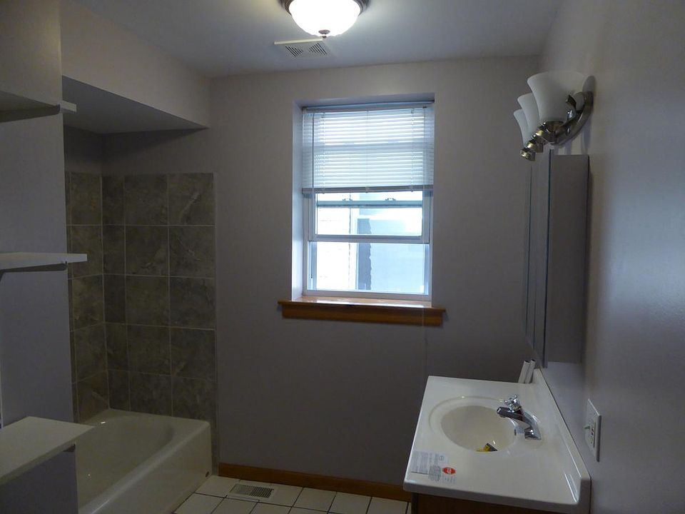2nd image of 2701 W Medill Ave Floor 1
