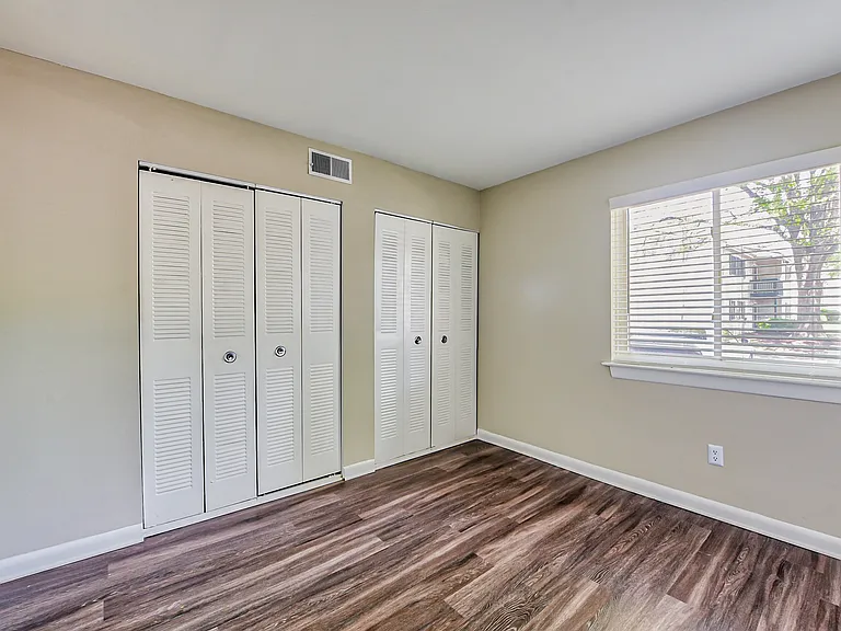 Woodshire Apartments — Photo 33
