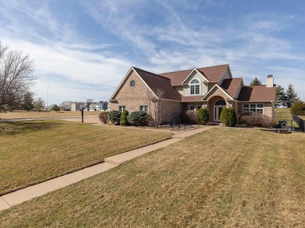 4934 Foxborough Ct, Bettendorf, IA 52722