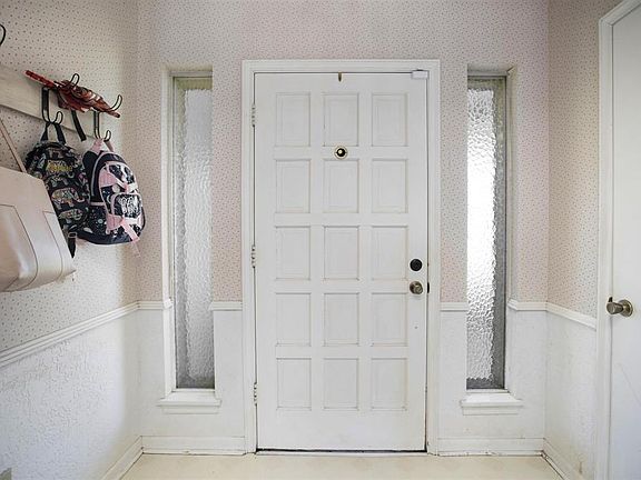 4th image of 900 Polly St