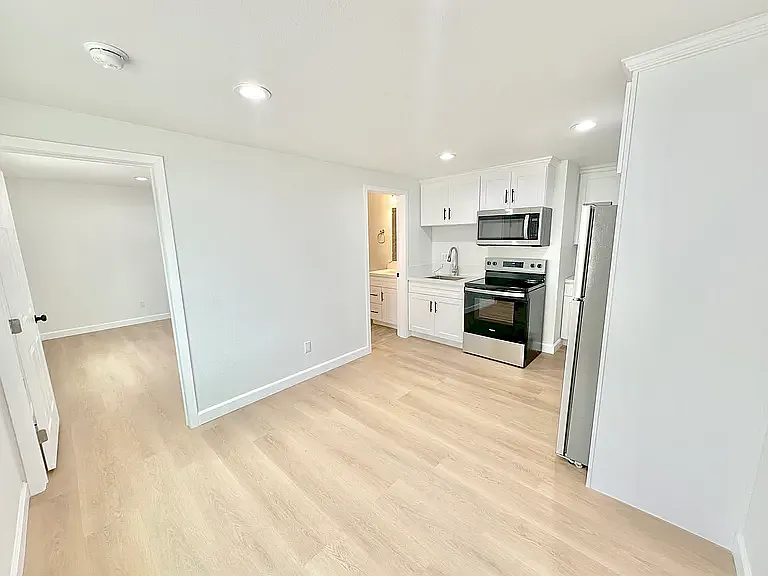 10720 1/2 Charnock Rd — Photo 4
