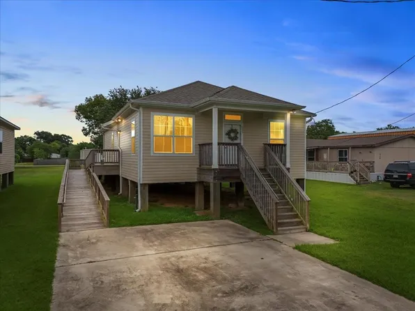 335 6th St, San Leon, TX 77539
