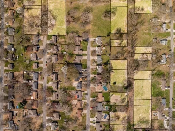 E 58th St, Kansas City, MO 64133