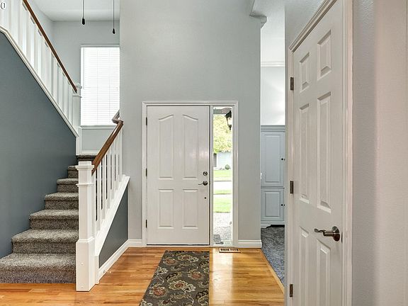4th image of 1046 NE Creeksedge Dr