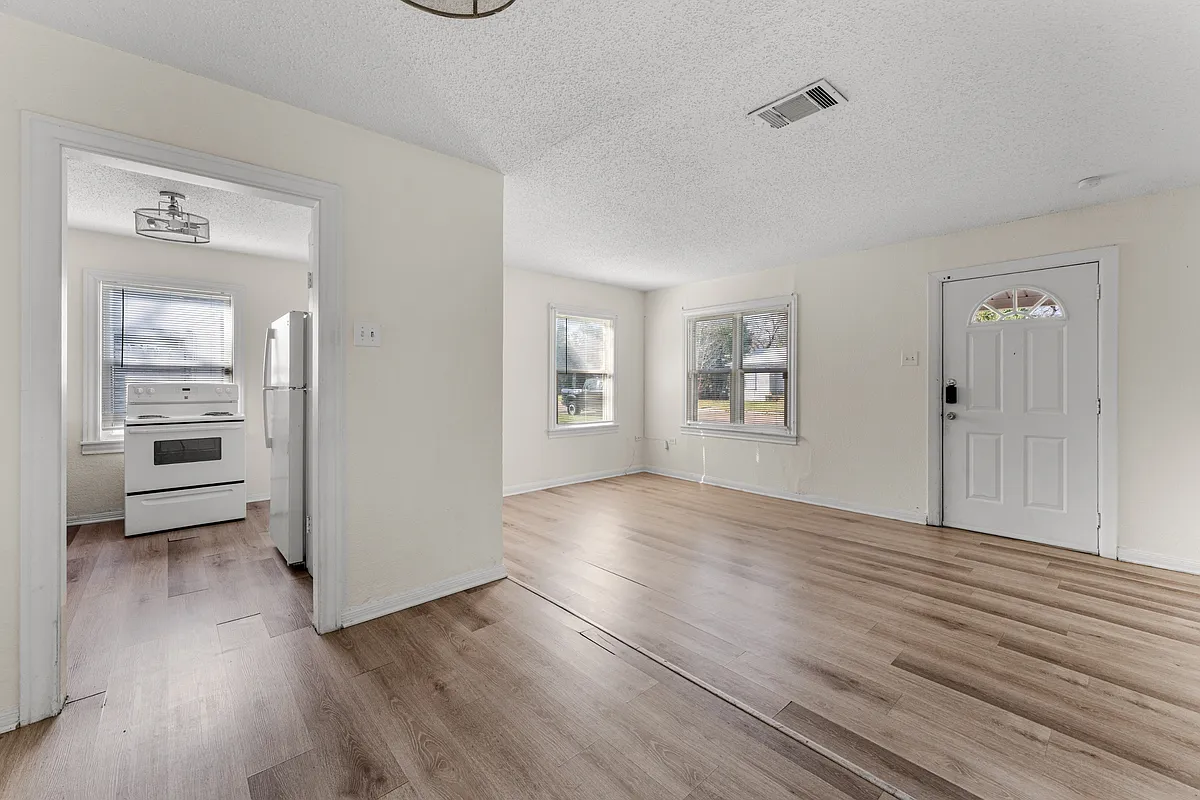 Building Photo - 3916 Homan Ave #3918
