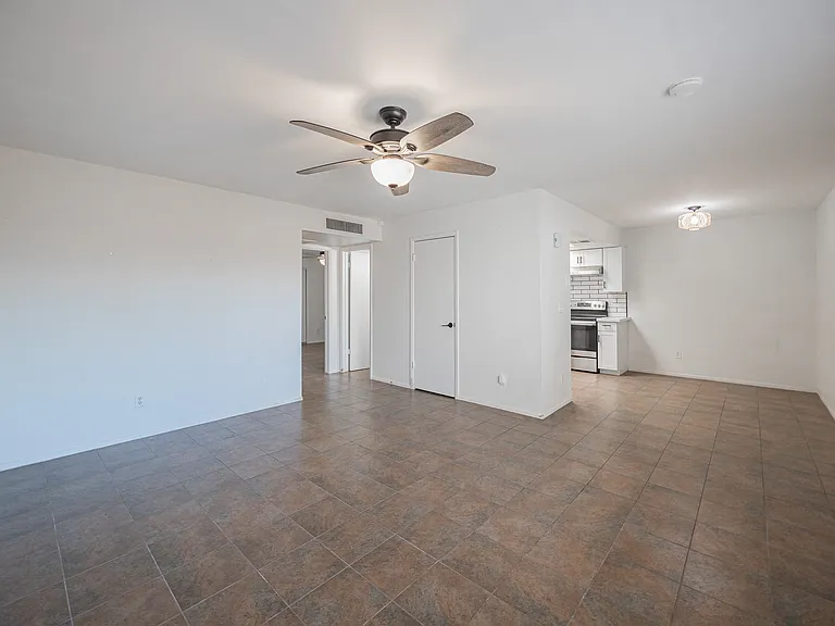 6008 W Augusta Ave — Photo 8