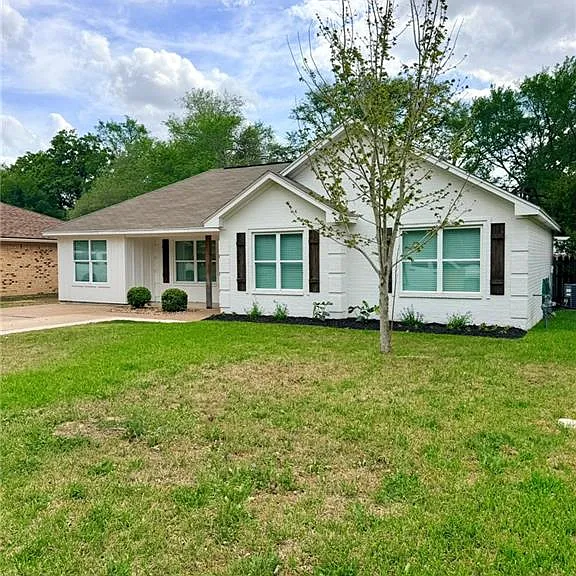 3209 Bonham Dr — Photo 2