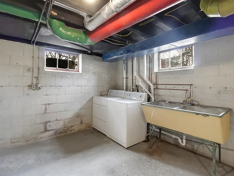 713 W Green St — Photo 23