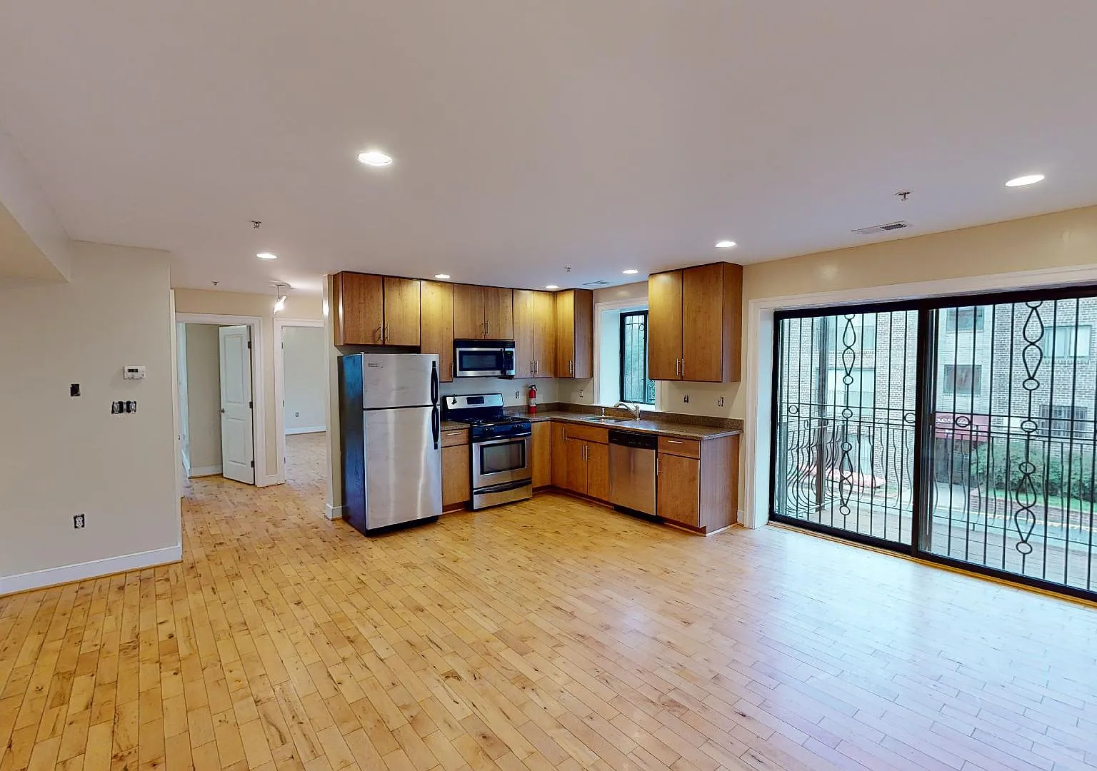 2 bed, 989 sqft, $1,599 — Photo 1