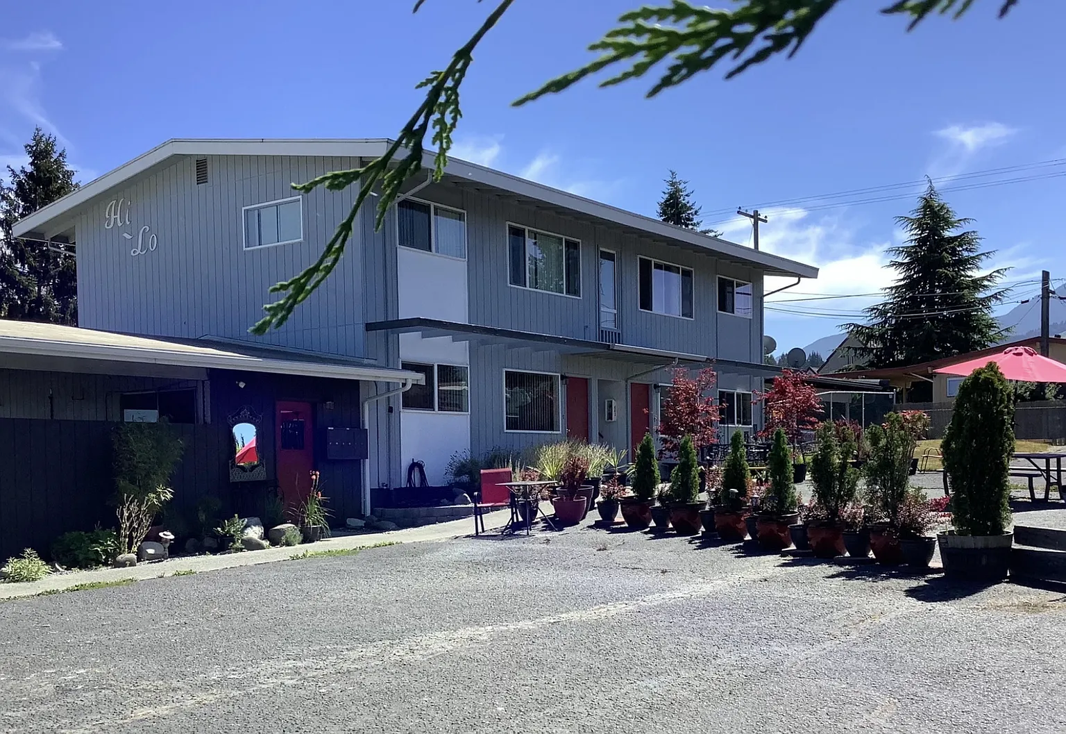 236 E Lauridsen Blvd — Photo 1