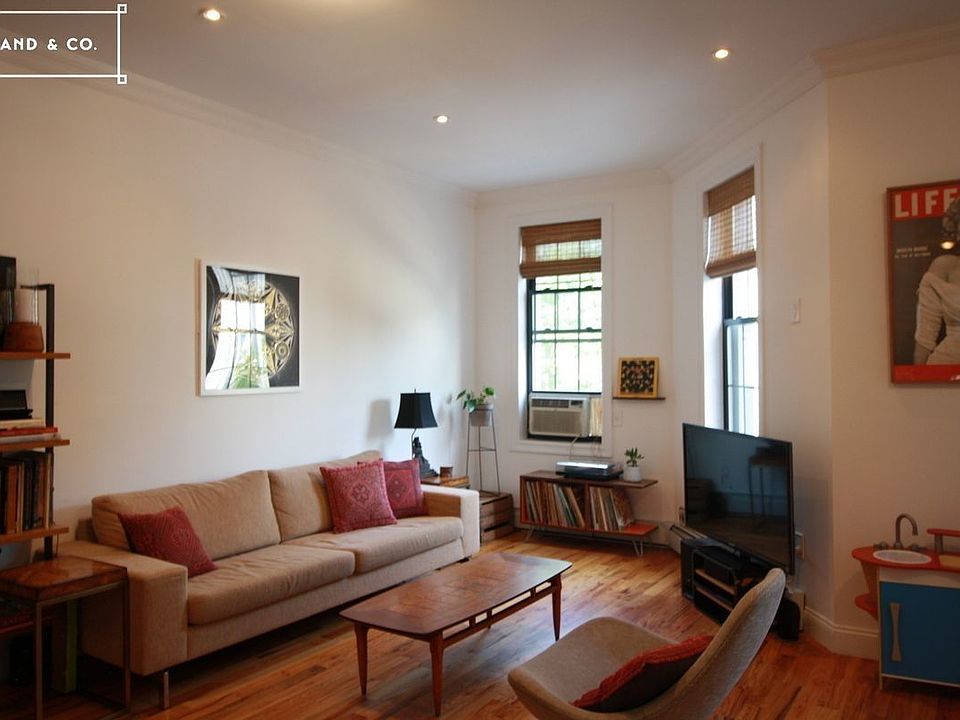 1st image of 274 Bleecker St #3