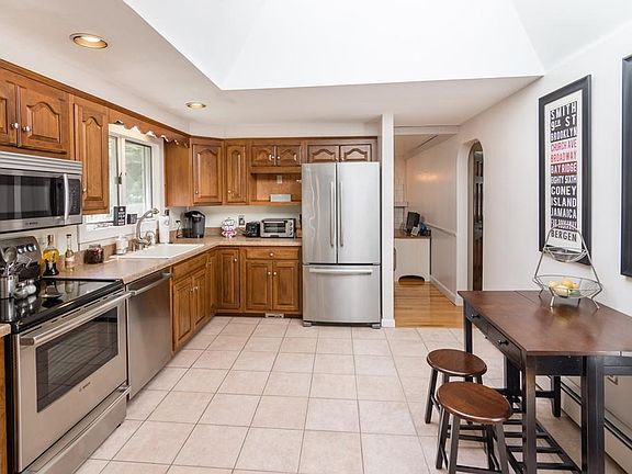 4th image of 58 Vinson St